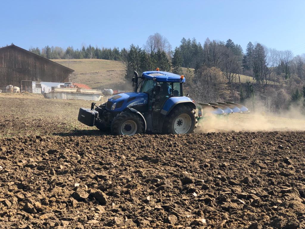 Agrarservice Rohrbacher bei landwirtschaftlicher Bodenbearbeitung mit Pflug 