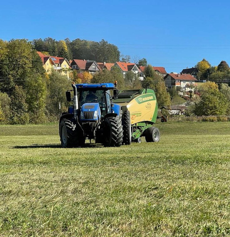 Traktor mit Anhänger von Agrarservice Rohrbacher