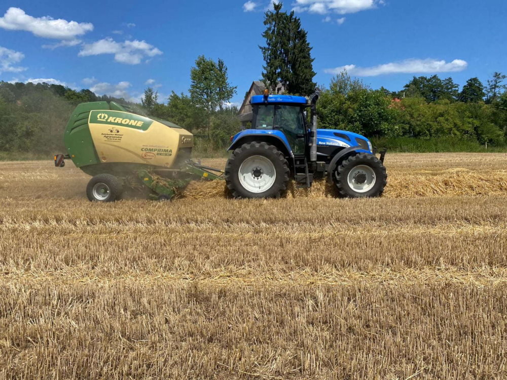 landwirtschaftliche Mäharbeit durchgeführt von Agrarservice Rohrbacher