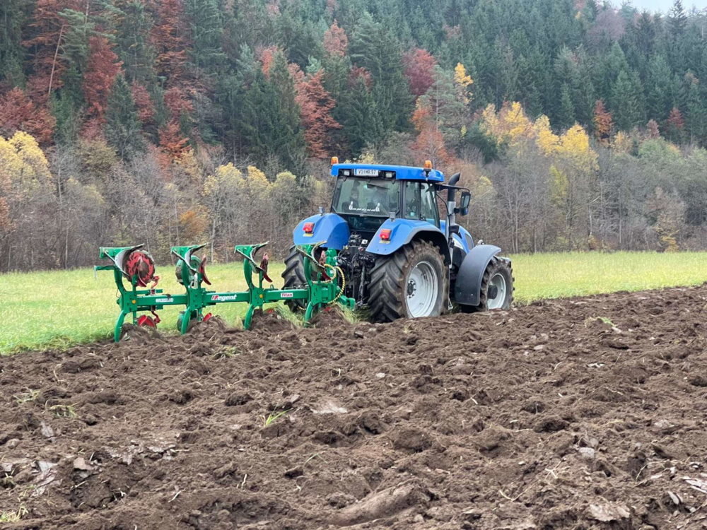 Pflügen eines Ackers durch Agrarservice Rohrbacher