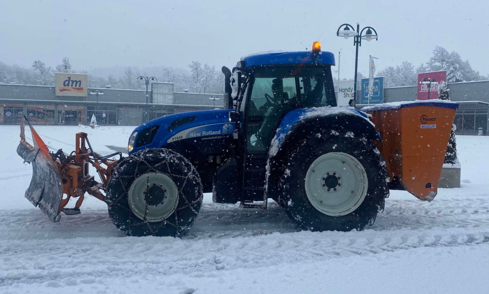 moderner Schneepflug aus dem Fuhrpark von Agrarservice Rohrbacher